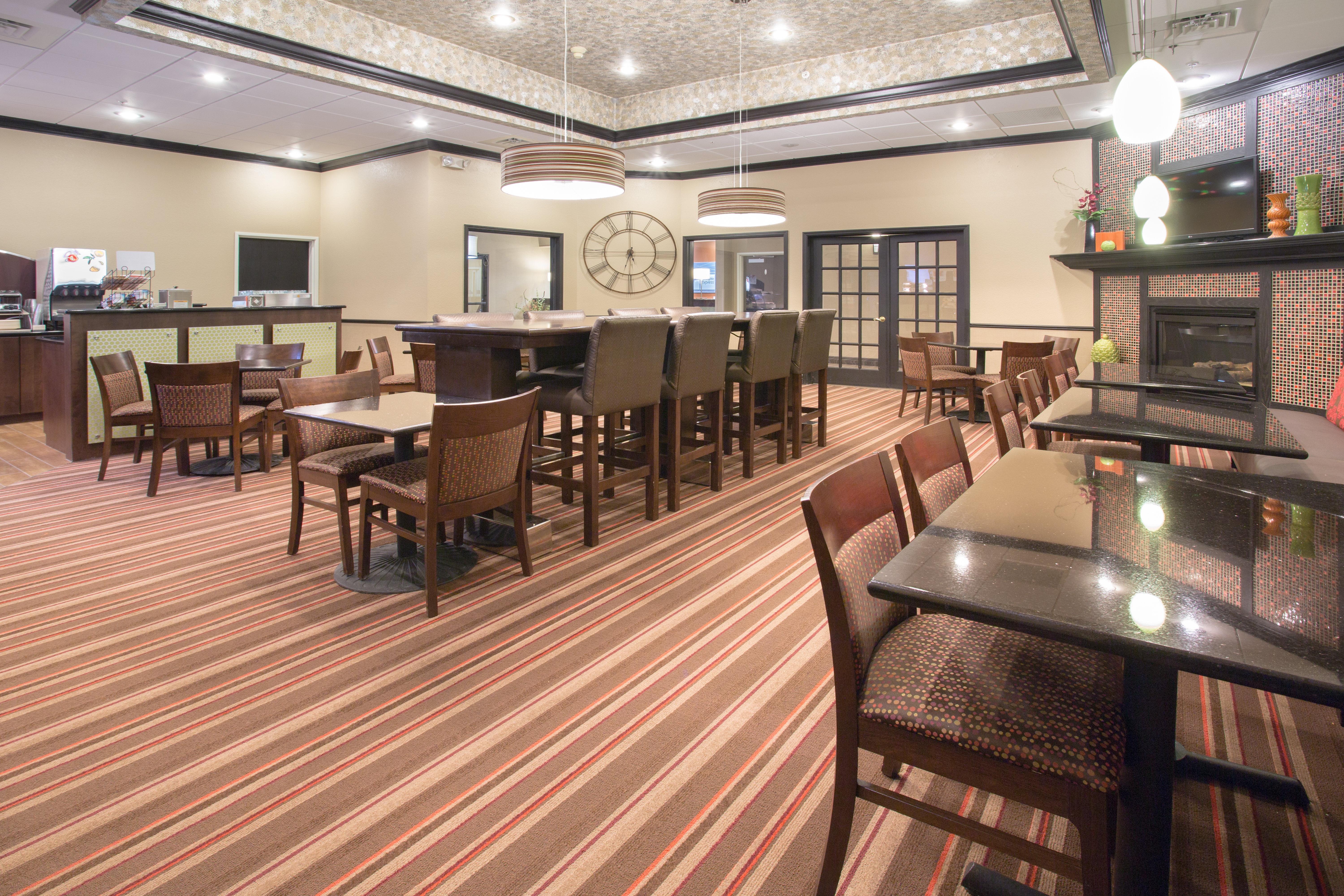 Holiday Inn Express Hotel & Suites Lexington By Ihg Bagian luar foto